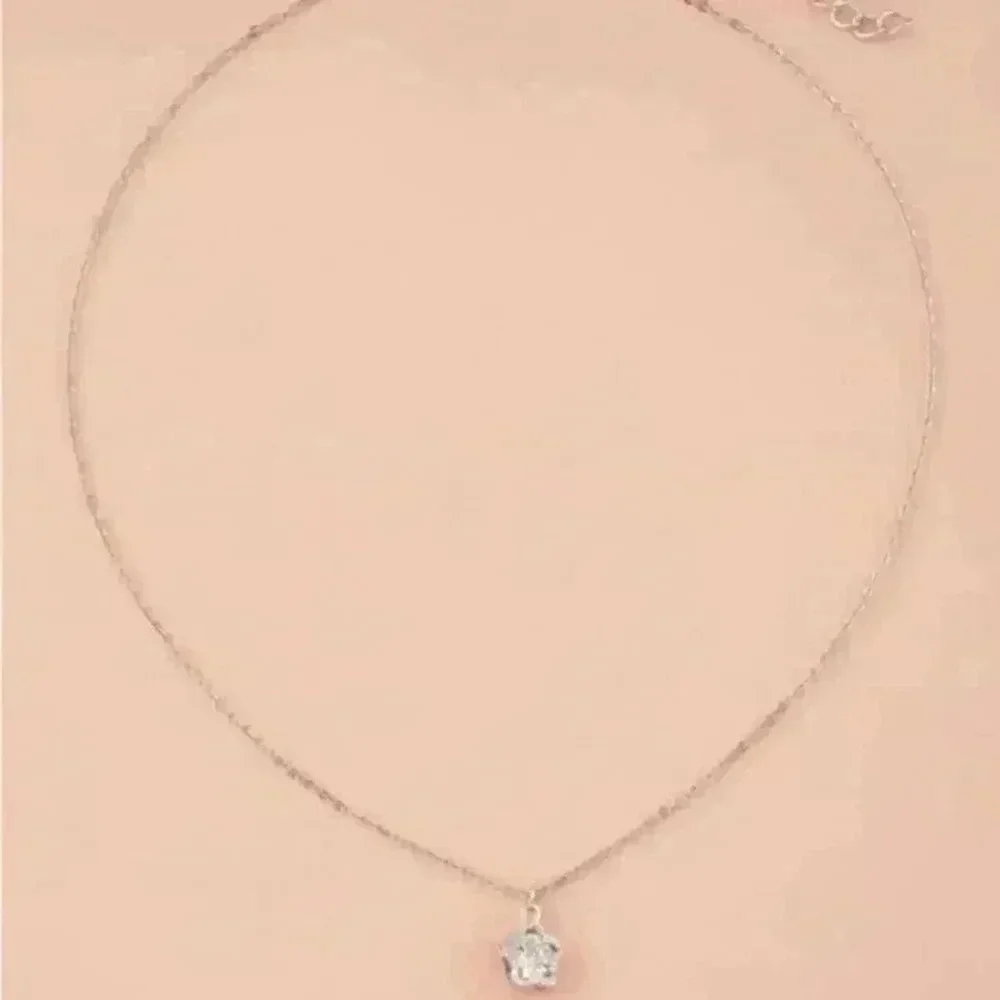 ⚠️Clearance🫧Silver Flower Charm Necklace - Picture 3 of 3
